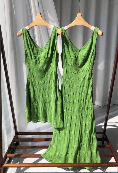 Robes décontractées Top End Femmes French French Double couche Silk Broidered Green Tank Robe Elegant Lady Deep V-Neck Sans manchons à lacets Slim