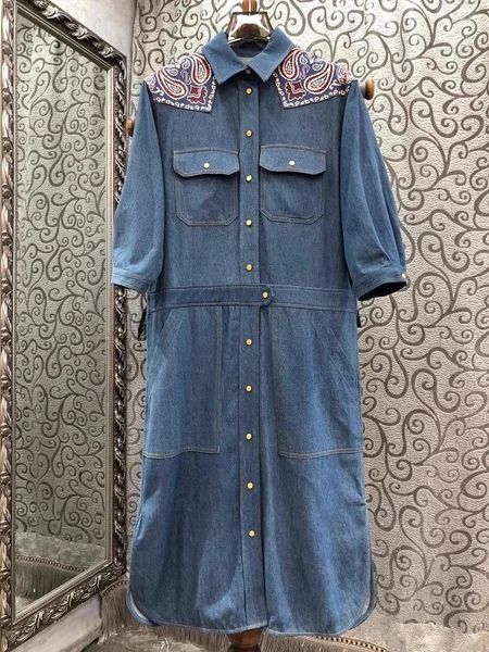 Robes décontractées Robe en jean de qualité supérieure 2024 Femmes de style printemps Femmes Rendre le col vintage imprimés en dentelle Patchwork Malf-manche à mi-mollet jean