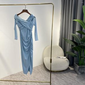 Casual jurken topkwaliteit vrouwen kleding 2023 lente zomer aankomst lichtblauw witte dames elegante gleuf van de schouderjurk