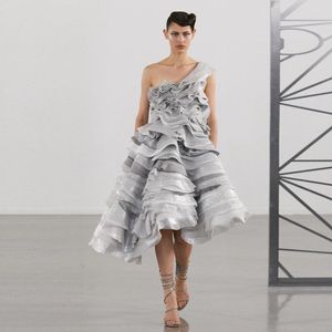 Robes décontractées Unique Grey-Silver Mix Couleur Asymétriques Femmes Maxi One épaule Organza Mid Calf Robes de bal Robe féminine brillante