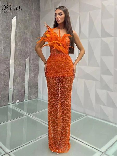 Robes décontractées VC Sexy Robe Femme 2024 Plume d'été décorée de paillettes orange sans manches haute fente longue sans ceinture