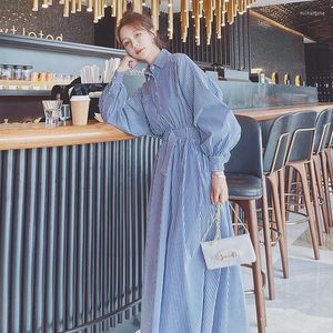 Robes décontractées Vintage élégant bleu rayure chemise robe avec ceinture 2023 printemps femmes à manches longues revers lâche coréen Maxi 8611