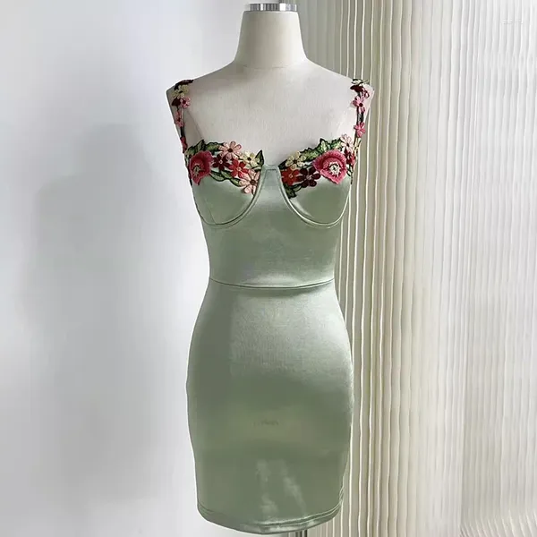 Vestidos casuales Vintage bordado floral elástico satinado correa de espagueti vestido mujeres vacaciones delgado corto con sujetador