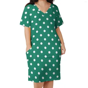 Robes décontractées Vintage Polka Dots Robe V Neck White et Green Kawaii Femme Basic Graphique avec poches à grande taille 4xl 5xl