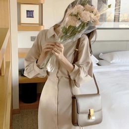 Robes décontractées vintage Solid Turn Down Collar à manches longues Slim Tempor de style coréen simple Moda Robe Office Lady Vestido