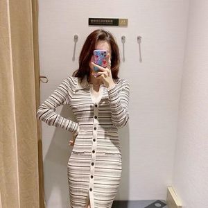 Vestidos casuales Vintage Stripe Knit Mujer de un solo pecho Turndown-Collar Slim Midi Dress Otoño Invierno Bodycon Split Sweater E366Casual