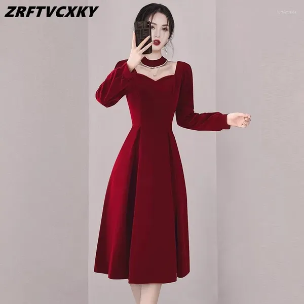 Robes décontractées Vintage Tempérament Slim Femmes Rouge Velours Longue Robe Printemps Automne Mode Perles O-Col Élégant Soirée Fête Femme