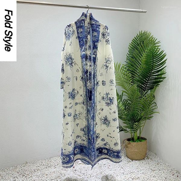 Vestidos informales Blanco Impreso Lace Up Plisado Robe 2024 Primavera y otoño Estilo occidental Ajuste suelto Cardigan largo Ropa de mujer grande