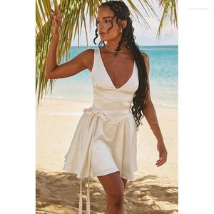 Robes décontractées Robe de satin blanche Été Col V Une ligne Sexy Plage extensible avec ceinture anniversaire pour les femmes Mini