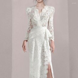 Casual jurken witte sexy elegante kanten spleet midi jurk 2023 zomer vrouwen lange mouw v-neck floral crochet hol uit massief gedrapeerde vestidos