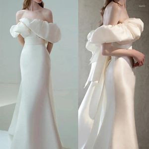 Robes décontractées Blanc Sexy Slash Cou Robe de soirée à plusieurs niveaux Mariage de mariée Français Satin Sirène Fête formelle Femmes Poitrine Wrap