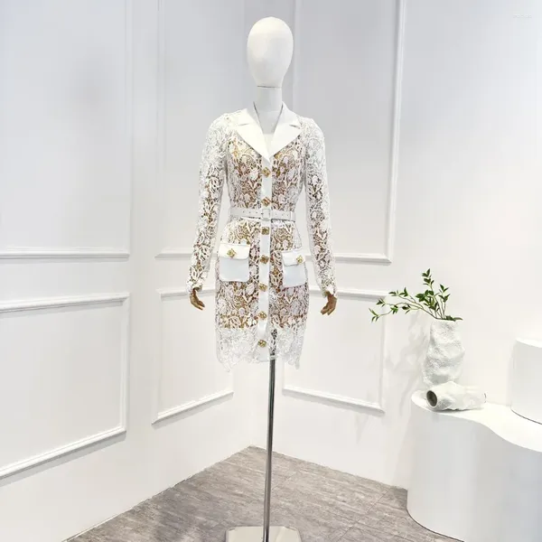 Robes décontractées Blanc Top Qualité Printemps Été 2024 Dernière manches longues creux dentelle broderie boutons dorés mini robe