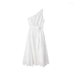 Robes décontractées femme Chic blanc incliné épaule broderie longue robe 2023 été élégant solide évider asymétrique ceintures