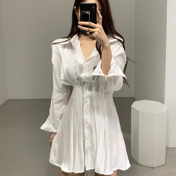 Robes décontractées Femmes Sexy Court Soie Chemise Robe Brillant Bandage Robe À Manches Longues Simple Boutonnage Plis Taille Mince