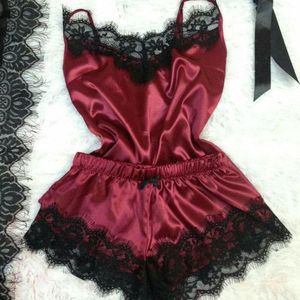 Vestidos casuales Ropa de dormir para mujer Conjunto de pijama de satén sexy de seda Pijama con cuello en V de encaje negro Sin mangas Lindo Cami Top y pantalones cortos Conjunto de pijamas