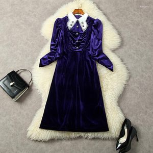 Vestidos casuales Ropa de mujer para el invierno 2023 Solapa de manga larga Cuentas con tachuelas Vestido de terciopelo púrpura de moda europeo y americano