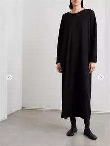 Robes décontractées Femmes Noir Silhouette Robe ample à manches longues Femme Simple Col rond Robes Midi pour le printemps 2024
