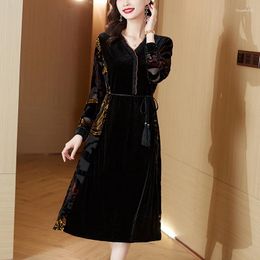 Robes décontractées Femmes Black Velvet Broderie Chic Midi Robe Automne Hiver Élégant Luxe Fête 2024 Coréen Vintage Hepburn Nuit