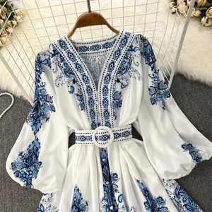 Robes décontractées Femmes Robe Bohème 2024 Printemps Été Imprimer Longue Lanterne Manches V Cou Corset Slim Bouton Plissé Vacances