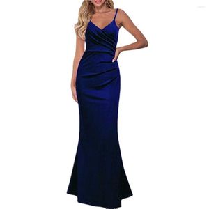 Vestidos casuales Mujeres Elegante Correa de espagueti Vestido de terciopelo azul Moda Paquete delgado sin espalda Hip Maxi Robe Chic Temperament Swing Party