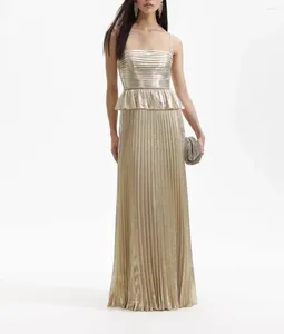 Casual jurken vrouwen gouden vouwen strapless ruches hoge taille 2024 geplooide maxi -jurk met riem