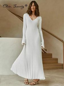 Casual jurken vrouwen gebreide lange jurk herfst winter elegante geplooide aline midi vrouwelijke vneck dames geribbeld maxi robe 230224