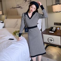 Vestidos casuais mulheres coreano xadrez vestido de malha manga longa v pescoço elástico magro lápis 2023 outono alta qualidade sexy camisola