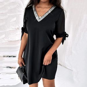 Casual jurken vrouwen kanten mesh stiksel glamoureuze zwarte v nek mini jurk vaste kleur korte mouw body slanke vestido gewaad