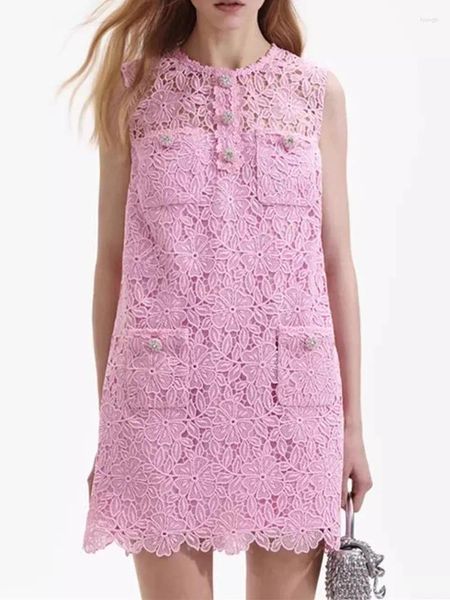 Robes décontractées Femmes Pink A-Line Mini robe dentelle en dentelle Hollow Out Sweche sans manches bouton 2024 Robe de mode féminine printemps d'été