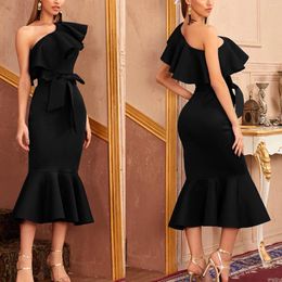 Casual jurken Zwarte halflange damesjurk met schuine schouders 's avonds