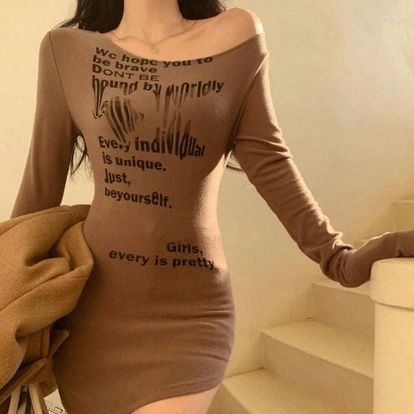 Vestidos informales Vestido ajustado para mujer Hombro inclinado Mangas largas Impresión de letras Irregular Todo fósforo Slim Fit Sexy Girl Streetwear Verano