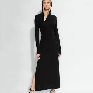 Robes décontractées Robe longue à capuche creuse pour femmes Modèles de créateurs de piste Creuser Design Side Slit Stretch Slim Knit Femmes 2023 Automne