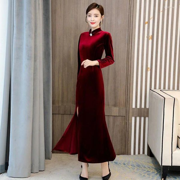 Vestidos informales Qipao mejorado para mujer Vestido de terciopelo dorado Otoño Invierno Estilo chino Occidental Rojo Esposa ancha Luz de lujo Mujer