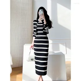 Vestidos casuales Vestidos midi de slip a rayas de punto para mujeres y cárdigan estilo coreano Fashion Ladies Outumn Winter Bodycon Shelath Black Black