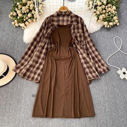 Vestidos casuales Traje de falda de dos piezas para mujer Versión coreana de longitud media Camisa a cuadros de un solo pecho Vestido de chaleco superior Otoño