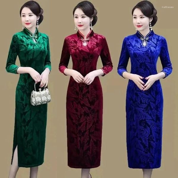 Robes décontractées Femmes Vintage Col Debout Cheongsam Automne Moyen Âge Femme Robe De Cérémonie En Velours Doré À Manches Longues 6XL