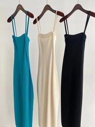 Robes décontractées Femme Sling Tricoted Long Robe 2024 Printemps Summer Ladies Color Color Tube Top Sussen MIDI MIDI