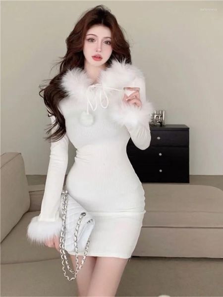 Vestidos casuales Mujeres Sólido Elegante Cuello de piel sintética Mini vestido Señora Sexy Invierno Manga larga Club Bodycon Suéter de punto femenino