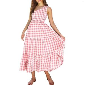 Robes décontractées Femme Summer Plaid Print Robe 2024 Fashion One épaule sans manches volticules gâteau midi à plusieurs niveaux