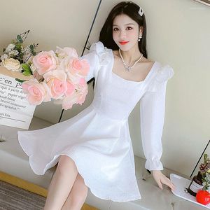 Robes décontractées Femmes Summer Sundren Fashion Corée 2023 Femme Fémelle Français Franc Ruffle à manches longues Blanc Sexy Robe de fête élégante Elegant Befre