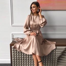 Robes décontractées Femmes Vintage Ceintures Satin Robe trapèze Lanterne Manches O Cou Solide Fête Élégante 2021 Été OL Mode