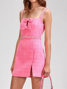 Casual jurken dames boog roze tweed sling mini jurk 2023 lente en zomer mouwloze slanke sexy parels trims korte gewaden all-match