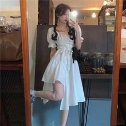 Robes décontractées Femme Robe blanche Été élégant vintage kawaii manche bouffée midi carré bandage de soleil tenues goth