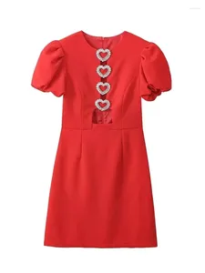 Robes décontractées xnwmnz 2024 femmes mode rouge sexy creux de métal amour mince mini robe bouffée