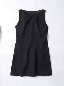 Robes décontractées Xnwmnz 2024 Fashion Fashion Black Mini Robe Femme High Street Stress sans manches Ajustement Polydolile Simple Femme