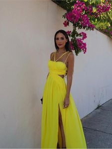 Vestidos casuales Vestido plisado sin espalda con corte amarillo Vestido sexy Bohe Split Cintura alta Sling Sin mangas con cremallera Banquete Bata larga