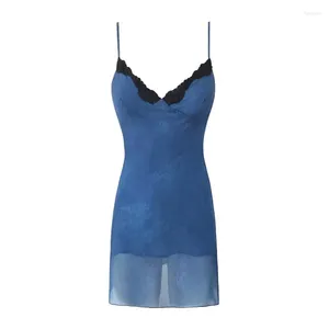 Robes décontractées Yenkye courte robe de sangle de spaghetti bleu profond pour les femmes dentelle garniture col en V taille haute a-ligne mini robe sexy d'été