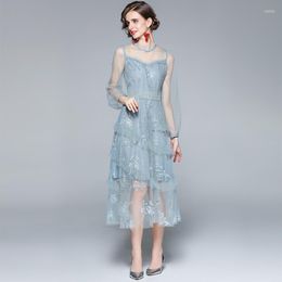 Casual jurken Yilin Kay Hoogwaardige luxe landingsbaan Jurk Dames Autumnumtemperament Lace Stitching Mesh zwaar borduurwerk lang