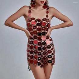 Casual jurken UW BUMP CURVE Handgemaakte splitsen rode lip acryl pailletten holle verstelbare losse mini-jurk sexy vrouw entertainment tv