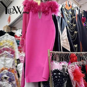 Robes décontractées Yuerwang Femmes Robe Plumes Patchwork Diamants Sexy Party Mode Vintage Rose Rouge Noir Blanc Longue Hanche 2024